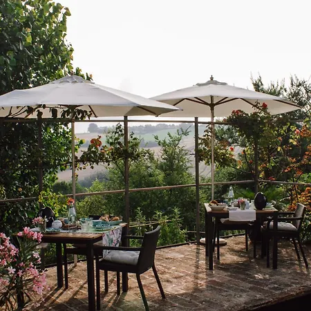 Casale Il Girasole בית הארחה